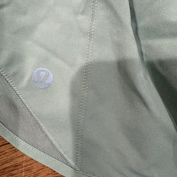Lululemon Hotty Hot High-Rise Lined Short 2.5" Fog Green - Picture 7 of 9